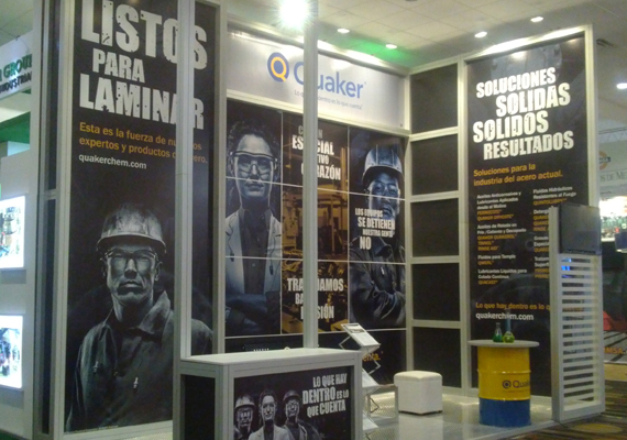 Se basa en la construcción de módulos a base de postes, travesaños y curvas fabricados en 
aluminio unidos a través de tenso chapas y conjuntados en paneles de trovicel o acrílico, iluminación y gráficos decorativos.   