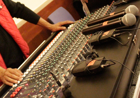 Contamos con las mejores marcas en reproducción para sonido y proyección de video, operado por expertos con un equipo altamente capacitado.